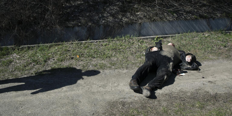 Bucha, Ukraine, le 7 avril 2022La police de Boutcha procède à l’identification de Oleg Diyun, trouvé mort près d’un angle de la rue Ivan Franka. Photo Laurent Van der Stockt pour Le Monde