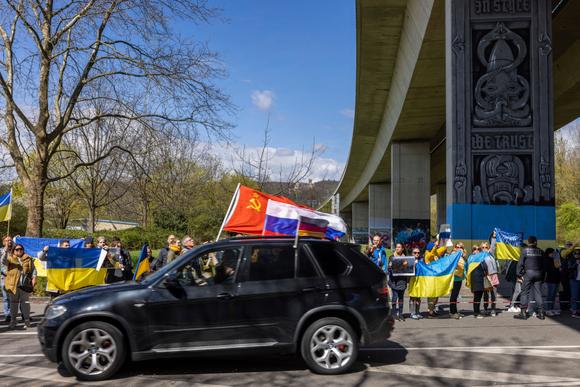 A pro-Ukrainian counter-protest took place on Sunday (10 April) in Frankfurt, Germany.