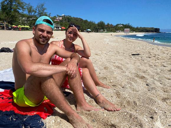 Sur la plage de Boucan Canot, à La Réunion. Faute de procuration, Guillaume et Lucile ne voteront pas dimanche 10 avril 2021.