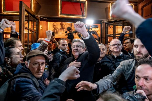 Jean-Luc Melenchon è venuto a ringraziare gli attivisti fuori dal Cirque de Hever, a Parigi, per la serata delle elezioni del primo turno, domenica 10 aprile.