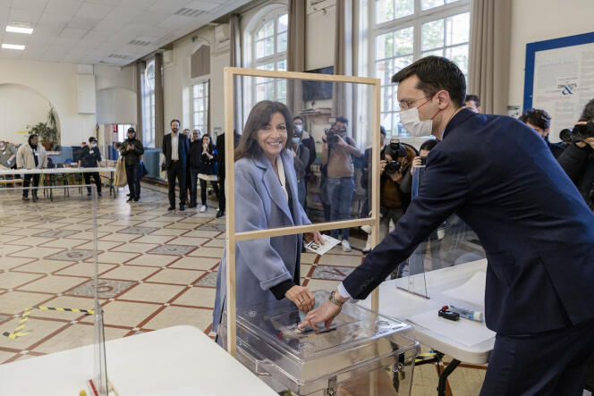 Anne Hidalgo, candidate (PS) for the presidential election, during her vote in the 15th arrondissement of Paris, April 10, 2022.© Marlene Awaad/IP3 for 