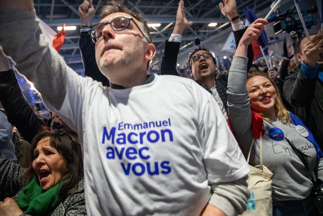 Les sympathisants d’Emmanuel Macron célèbrent les résultats de leur candidat au premier tour de l’élection présidentielle à Paris, le 10 avril 2022.