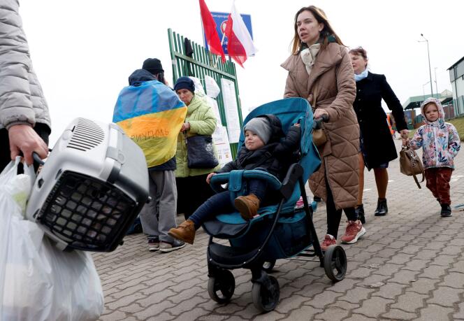 Des réfugiés ukrainiens franchissent la frontière polonaise, à Medyka, le 10 avril 2022.