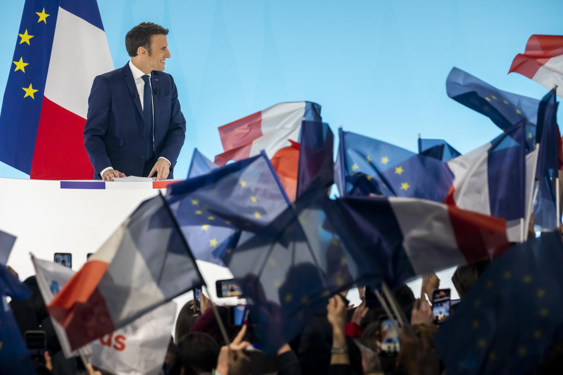 Emmanuel Macron, après l’annonce du résultat du premier tour de l’élection présidentielle, porte de Versailles à Paris, le 10 avril 2022.