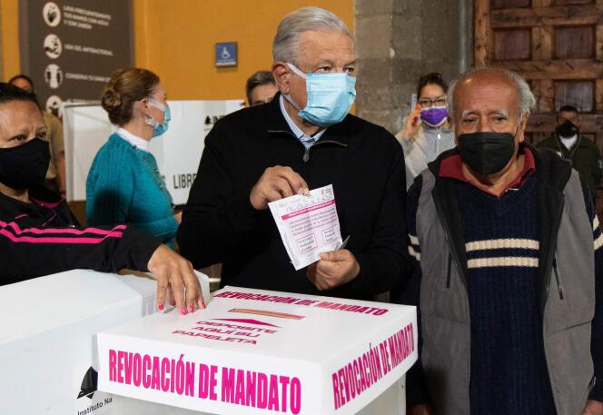 Le président mexicain Andres Manuel Lopez Obrador (au centre) dans l’un des bureaux de vote de Mexico, le 10 avril 2022.