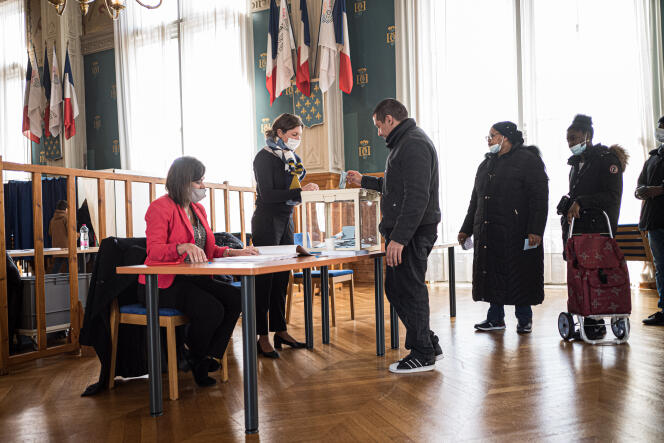 Saint-Denis, Francia, 10 de abril de 2022. Un hombre vota durante la primera vuelta de las elecciones presidenciales en el cargo número 2 del ayuntamiento de Saint-Denis.