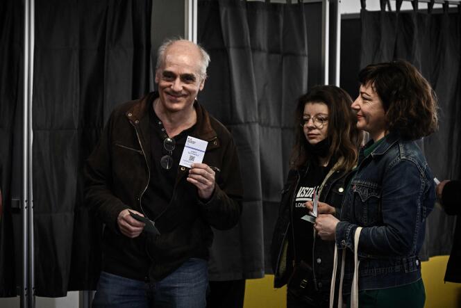 Philippe Poutou saliendo de la cabina de votación para votar en la primera vuelta de las elecciones presidenciales, en Burdeos, el 10 de abril de 2022.