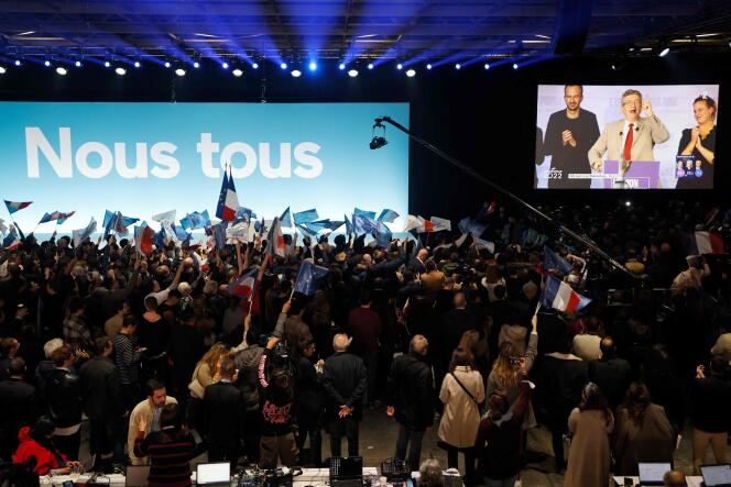Au QG de La République en marche, à Paris, les militants LRM regardent la retransmission de la déclaration du candidat de La France insoumise, Jean-Luc Mélenchon, après l’annonce des résultats du premier tour de l’élection présidentielle, le 10 avril 2022.   