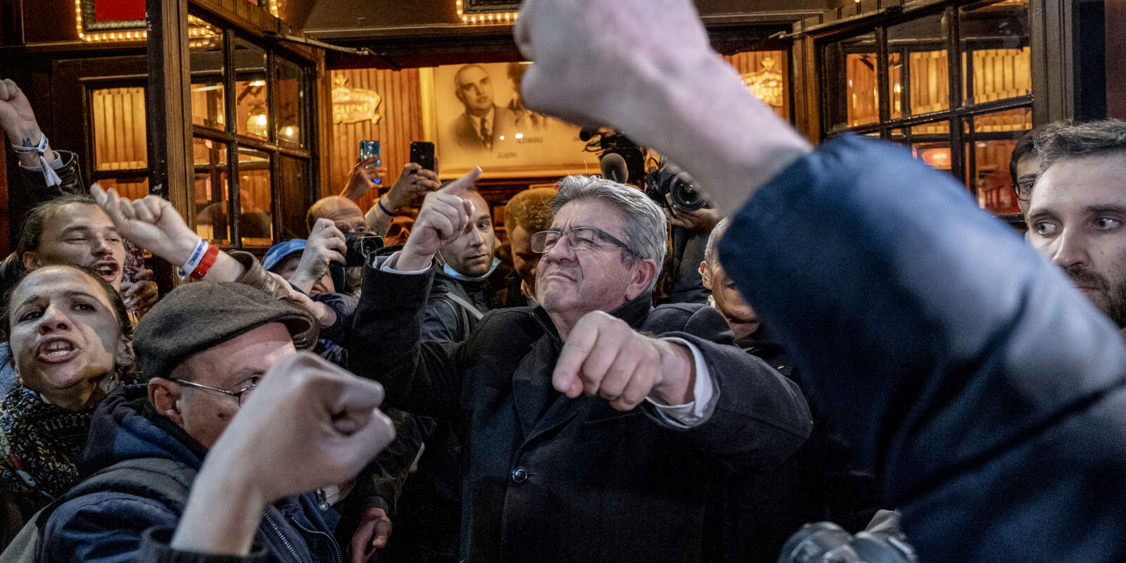 Jean-Luc Mélenchon, candidat de l’Union Populaire à l’élection présidentielle, est venu remercier les militants à l'extérieur du Cirque d’hiver, le 10 avril 2022.