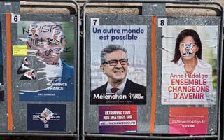 Saint Denis, France le 10 avril 2022 - Devant le bureu de vote de l ecole elementaire Daniel Sorano, seule l affiche de Jean Luc Melenchon est intacte lors du premier tour de l election presidentielle.