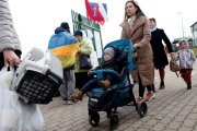 Des réfugiés ukrainiens franchissent la frontière polonaise, à Medyka, le 10 avril 2022.
