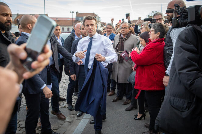 Emmanuel Macron arrive au café-restaurant Le Bellevue, avant son entretien à BFM-TV, lundi 11 avril, à Carvin (Pas-de-Calais).