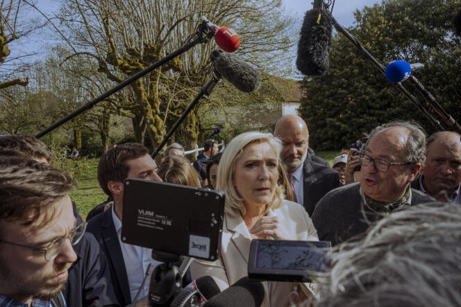 Marine Le Pen durante un viaje de campaña a la operación de un agricultor de cereales, en Soucy (Yonne), el lunes 11 de abril de 2022.