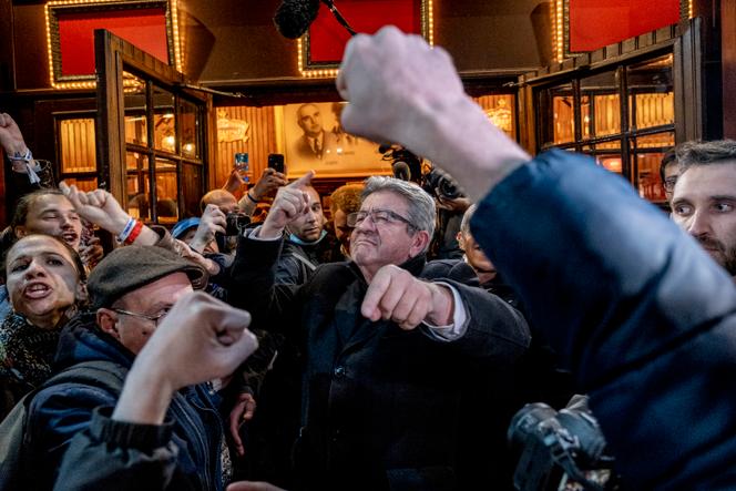 Jean-Luc Mélenchon è venuto a ringraziare gli attivisti di LFI fuori dal Cirque d'Hiver, a Parigi, il 10 aprile 2022.