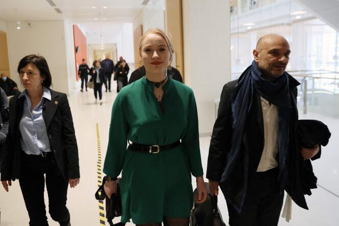 Mila, aux côtés de son avocat, Richard Malka, arrive au tribunal de Paris, le 11 avril 2022.