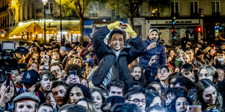 Paris le 10 avril 2022.
Militants de l'Union Populaire devant le Cirque d'Hiver pour la soirée electorale du premier tour.