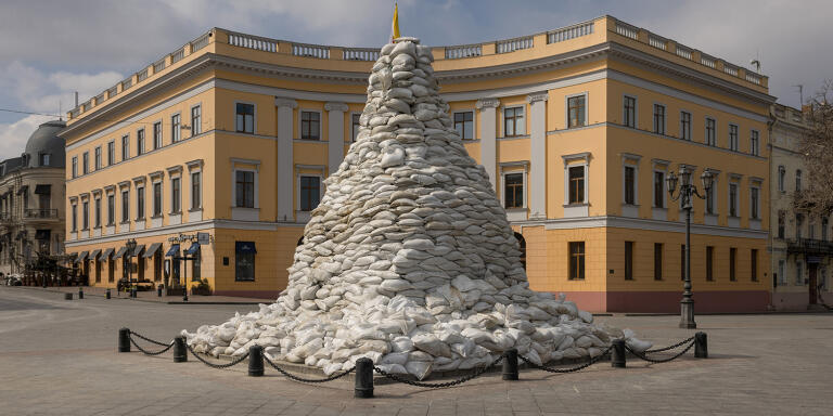Odessa, Mars 2022. La statue du Duc de Richelieu en haut de l'escalier du Potemkine a été protégée avec des sacs de sable en attendant l'assaut.