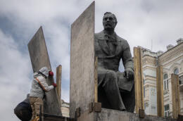 Monument de Mykola Lysenko dans le centre-ville de la capitale, où les lieux de culture dont de nombreuses statues sont barricadés afin d'être protégés d'éventuels bombardements à venir. Kiev, Ukraine, le 27 mars 2022.