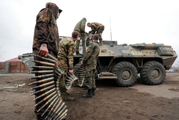 Des soldats prorusses aux alentours de Marioupol, le 12 avril.