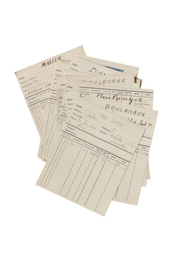 Des fiches de clients de l’ancien hôtel de la gare d’Orsay à Paris, entre 1937 et 1940, récupérées par l’artiste Sophie Calle en 1978.