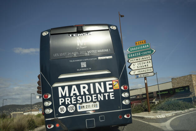 Le bus des soutiens de Marine Le Pen circule entre Auribeau-sur-Siagne et Grasse (Alpes-Maritimes), le 11 avril 2022. 