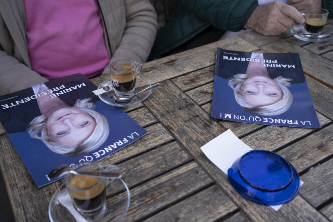 Distribution de tracts pour l’élection de Marine Le Pen, dans les Alpes-Maritimes, le 11 avril 2022.