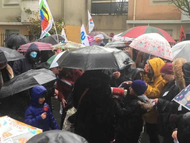 Les parents et les enseignants de l'école Pasteur de Saint-Denis ont manifesté devant les locaux de l'Education nationale pour protester contre la