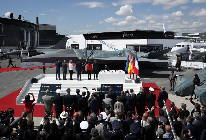 Le président français Emmanuel Macron, le PDG de Dassault Aviation Eric Trappier, les ministres de la défense espagnol Margarita Robles, français Florence Parly et allemand Ursula von der Leyen dévoilent le futur SCAF, au Bourget, le 17 juin 2019.