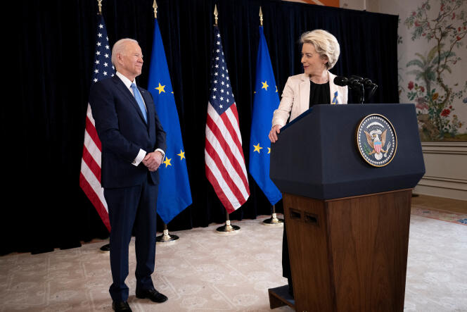 Le président américain Joe Biden et la présidente de la Commission européenne, Ursula von der Leyen, le 25 mars 2022, à Bruxelles.