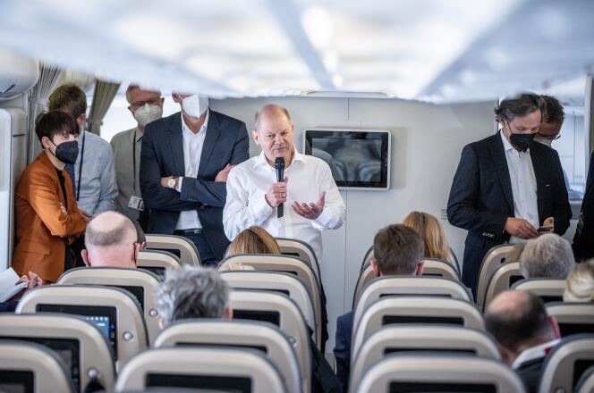 El canciller alemán Olaf Scholz habla con los periodistas en un vuelo Londres-Berlín, el 8 de abril de 2022.