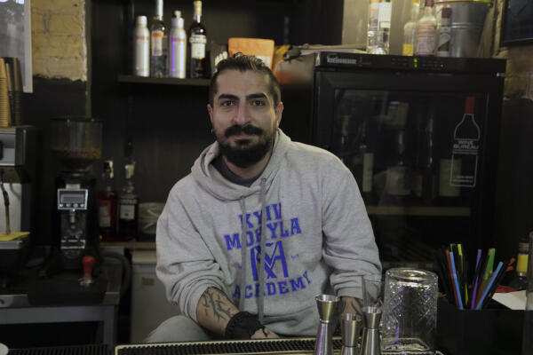 Ed Beherit, 28 ans, serveur du Malevich, un bar de la rue Reïtarska, à Kiev, le 10 avril 2022. Il n’a pas quitté la ville depuis l’invasion russe.