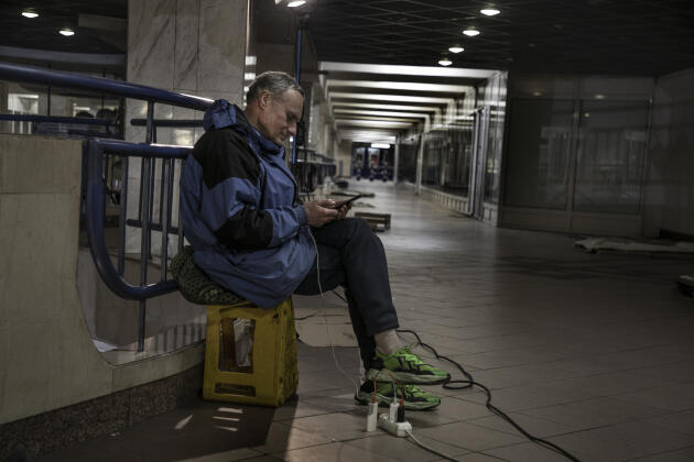 Serhii, sans électricité chez lui, vient quotidiennement charger son téléphone dans la station de métro Akademmistetchko (« cité universitaire »), à Kiev, le 10 avril.