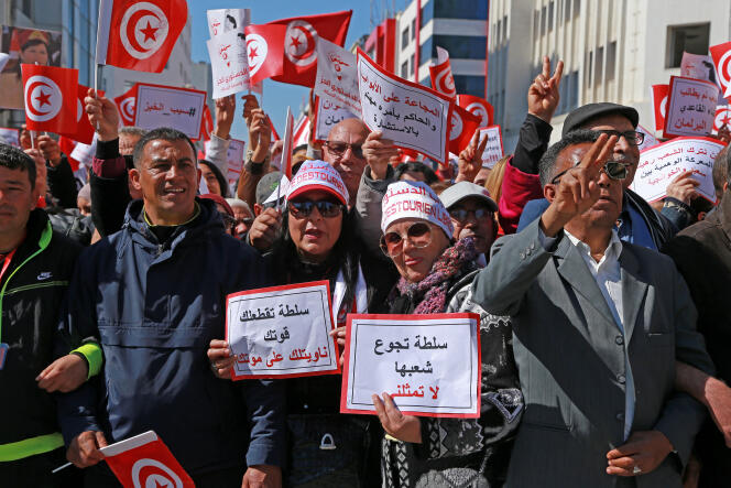 A Tunis, le 13 mars 2022, manifestation d’opposition au président Kaïs Saïed, qui s’est arrogé tous les pouvoirs, a dissous le Parlement et le Conseil supérieur de la magistrature.