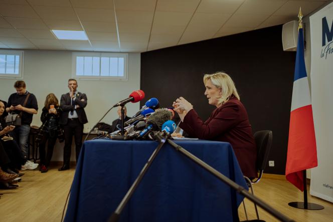 Marine Le Pen, candidata presidencial do RNC, durante uma conferência de imprensa, em Vernon (Uri), 12 de abril de 2022.