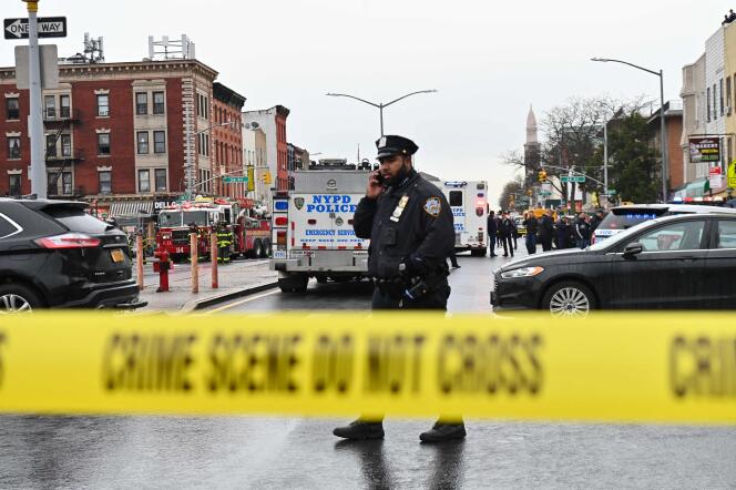 La policía cerca de la escena del ataque en una estación de metro en el distrito de Brooklyn de Nueva York el 12 de abril de 2022. 