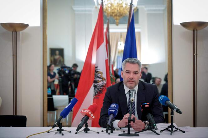 Le chancelier autrichien, Karl Nehammer, à l’ambassade d’Autriche à Moscou, le 11 avril 2022.