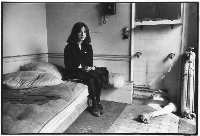 L’artiste Sophie Calle, en 1979, dans la chambre 501 de l’ancien hôtel de la gare d’Orsay, devenue musée en 1986, à Paris.