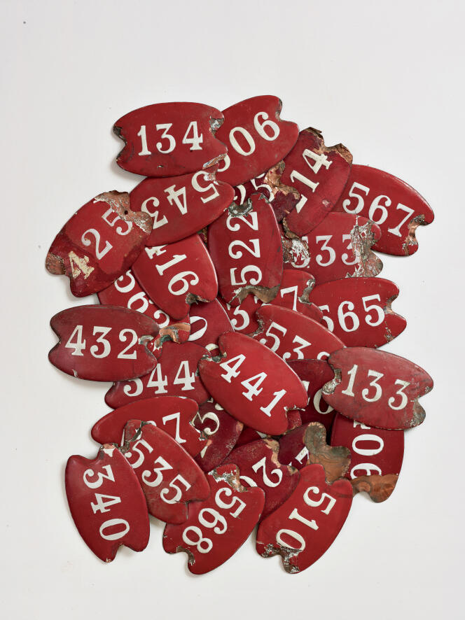 Sophie Calle : « Certains soirs, j’emportais le butin saisi lors de ma prospection : numéros de chambres en métal rouge émaillé, arrachés aux portes, fiches des clients entre 1937 et 1940, messages adressés à Addo – comme je l’ai longtemps cru –, ou plutôt Oddo, homme à tout faire. » 