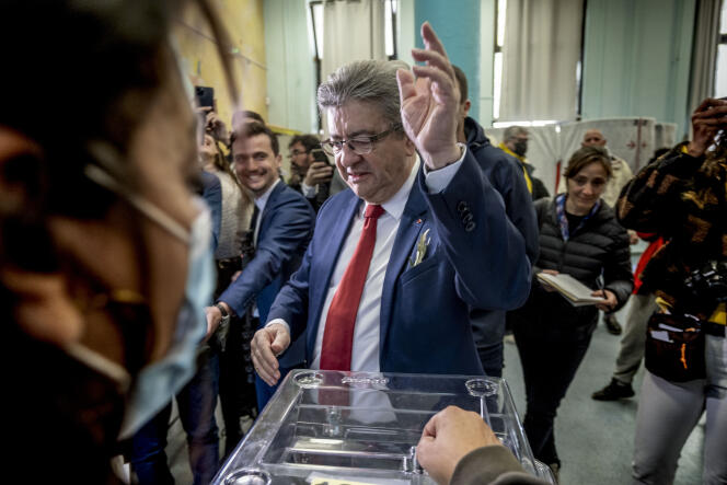 Jean Luc Mélenchon candidat de La France insoumise à l’élection présidentielle 2022 vote à l’école Notre-Dame, à Marseille le 10 avril 2022.