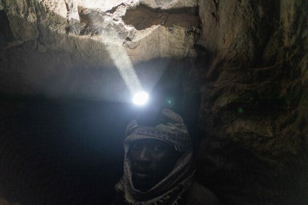 Anwar, 23 ans, travaille au fond d’une mine où il brise la roche, près d’Abu Hamad, au Soudan, le 20 mars 2022