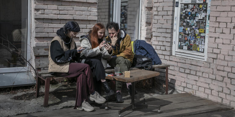 Kiev, le 11/04/2022

Dans la cour de Kastan, un café réouvert dans le quartier de la Porte-Dorée à Kiev.

Photo Laurent Van der Stockt pour Le Monde
