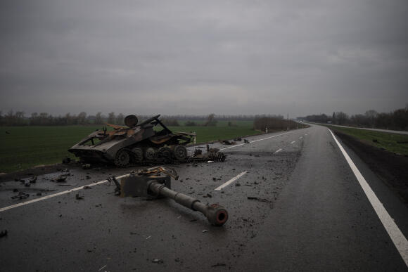 Une unité d'artillerie automotrice détruite sur une route près de Kharkiv, en Ukraine, mardi 12 avril 2022.