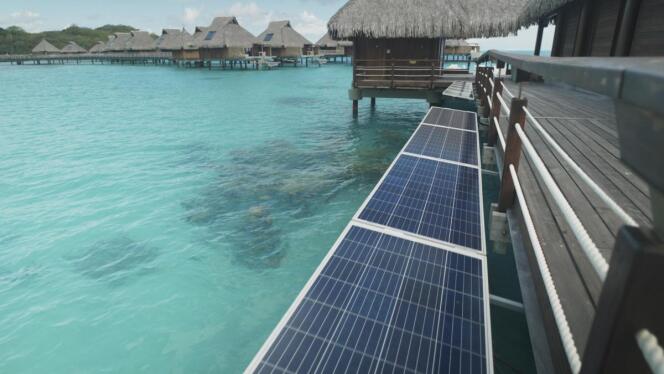 Des panneaux solaires équipent les bungalows d’hôtels de luxe à Bora Bora (Polynésie française). « Bora Bora, le laboratoire du futur » (2022), d’Antoine Laguerre.