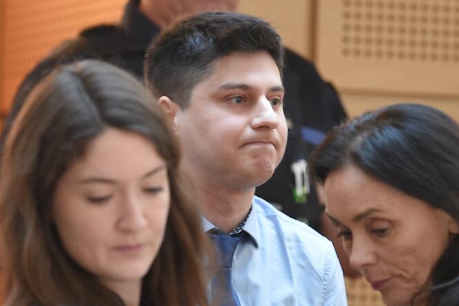 Nicolás Zepeda, condenado por el asesinato de su exnovia Narumi Kurosaki en 2016, y sus dos abogados, en la apertura de su juicio, en Besançon, el 29 de marzo de 2022.