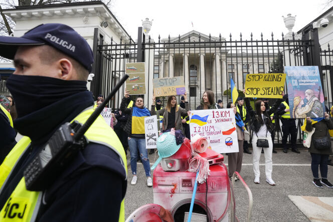 Demonstracja przeciwko inwazji na Ukrainę przed ambasadą rosyjską w Warszawie, Polska, 13 kwietnia 2022 r. 