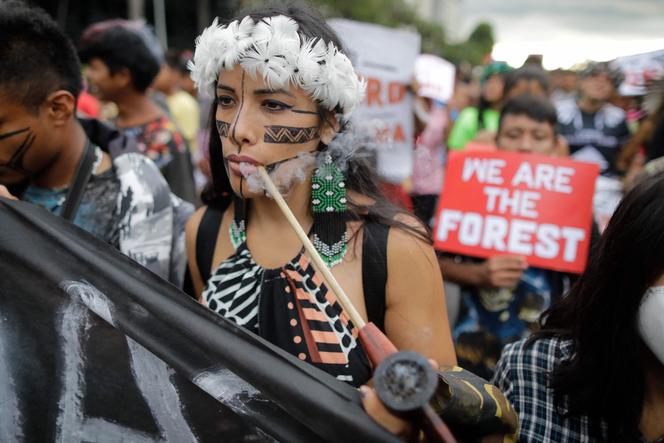 Des participants du Campement Terre Libre manifestent à Brasilia, le 13 avril 2022.
