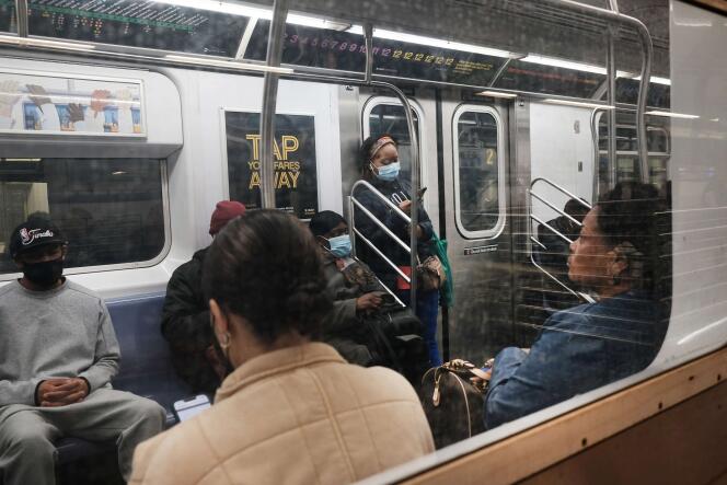 Des passagers dans le métro à Brooklyn, le 13 avril 2022.
