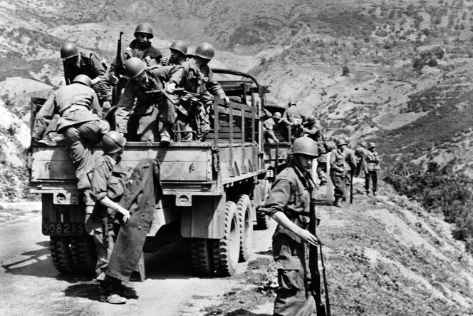 Une colonne de l’armée française se prépare à entrer dans le maquis de la région de Tlemcen, en avril 1956.