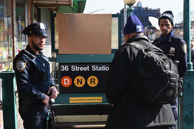 La police se tient à l’entrée de la station 36th Street, le 13 avril, à Brooklyn, après qu’un tireur a fait vingt-trois blessés, dont dix par balles, la veille.