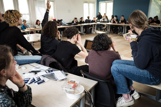 Estudiantes del ciclo multidisciplinario de estudios superiores (CPES) y de la licencia Science for a Sustainable World de la Universidad PSL ocupan un edificio en el campus Jourdan de la Ecole Normale Supérieure, en París, el 11 de abril de 2022. 